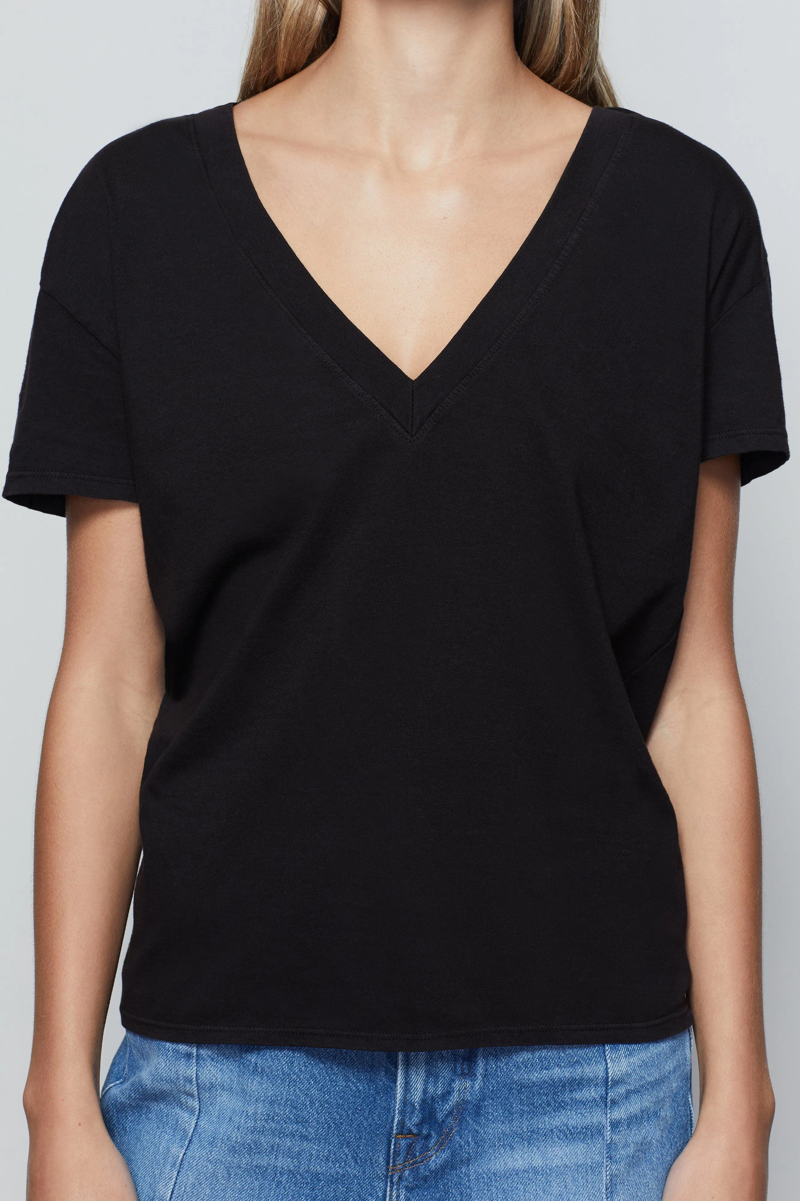 JERSEY V-NECK TEE | BLACK001