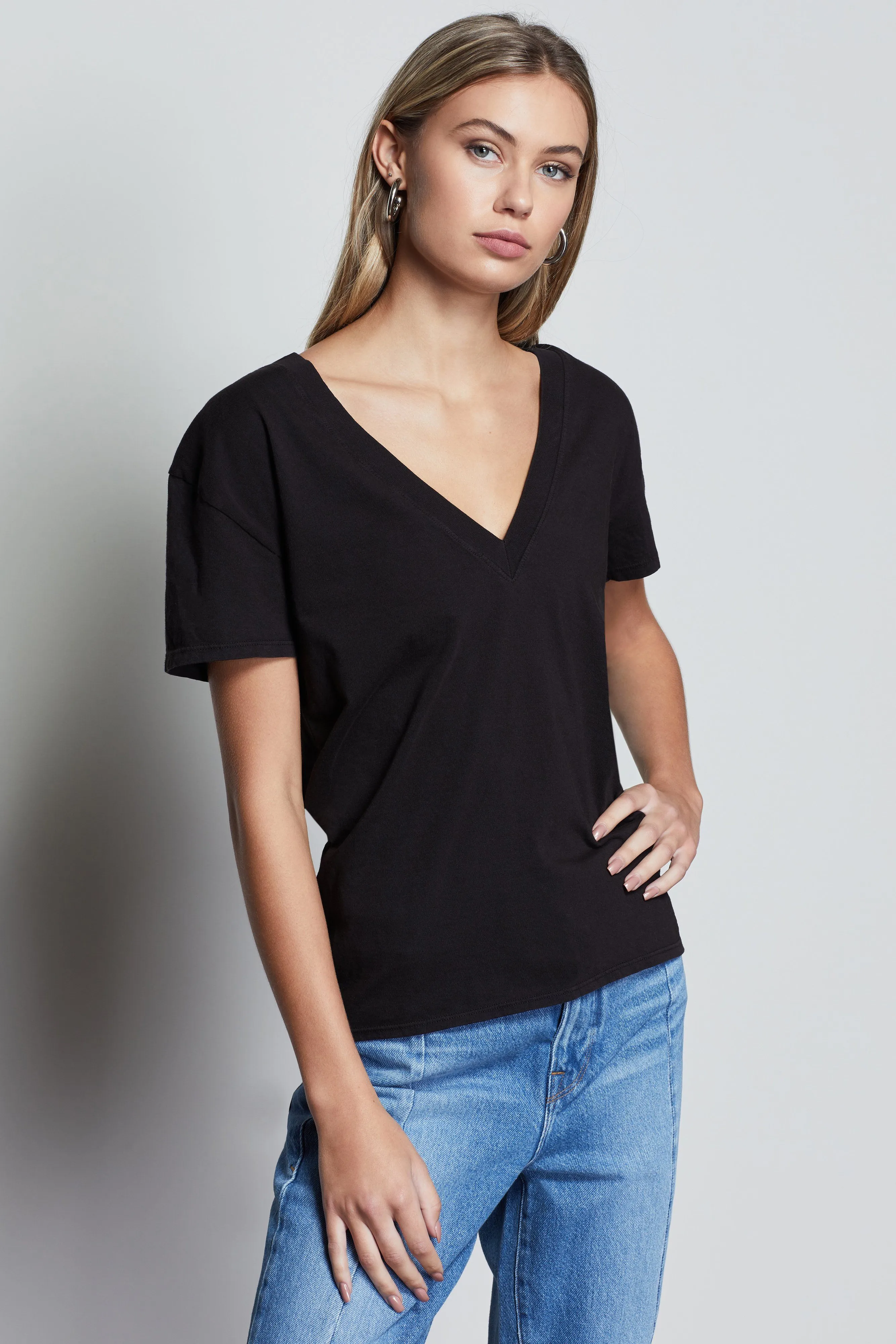 JERSEY V-NECK TEE | BLACK001